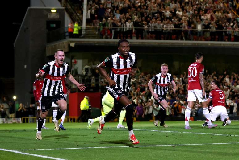 Tyrell Warren, ex-jogador da base do Manchester United, comemorando um dos gols do Grimsby no tempo normal 