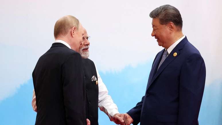 O presidente chin&ecirc;s Xi Jinping, o primeiro-ministro indiano Narendra Modi e o presidente russo Vladimir Putin pareciam amig&aacute;veis ​​quando se encontraram em uma c&uacute;pula econ&ocirc;mica em Tianjin