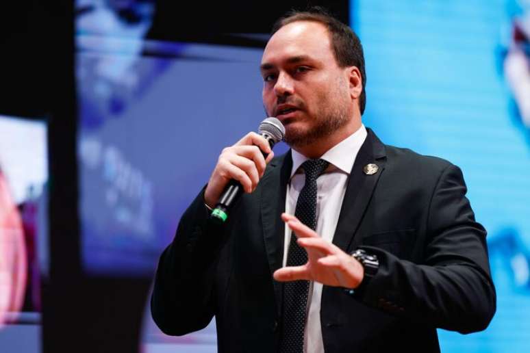 O vereador Carlos Bolsonaro (PL-RJ) revelou nesta quarta-feira, 3, o estado de saúde do pai, o ex-presidente Jair Bolsonaro. Em uma publicação no X (antigo Twitter), afirmou que “o velho não está bem, mas resiste”.