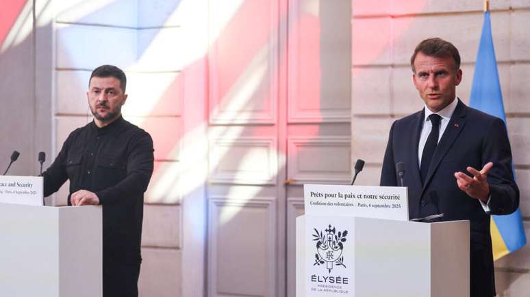 O presidente francês, Emmanuel Macron, ao lado do líder russo, Volodymyr Zelensky (esq.), durante coletiva de imprensa após reunião organizada em Paris com representantes de países apoiadores de Kiev, em 4 de setembro de 2025.