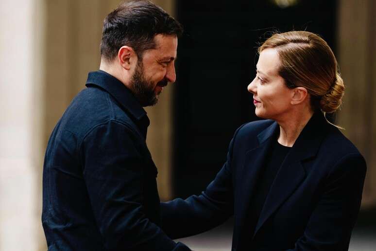 A premiê da Itália, Giorgia Meloni, com o presidente ucraniano, Volodymyr Zelensky