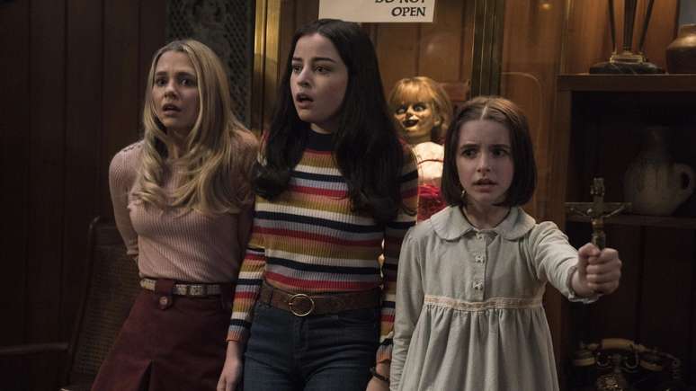 As atrizes Madison Iseman, Katie Sarife e Mckenna Grace em cena de Annabelle 3 -&nbsp;Reprodu&ccedil;&atilde;o