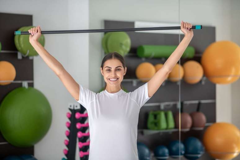 A mobilidade de ombros &eacute; importante para quem passar horas &agrave; frente do computador 