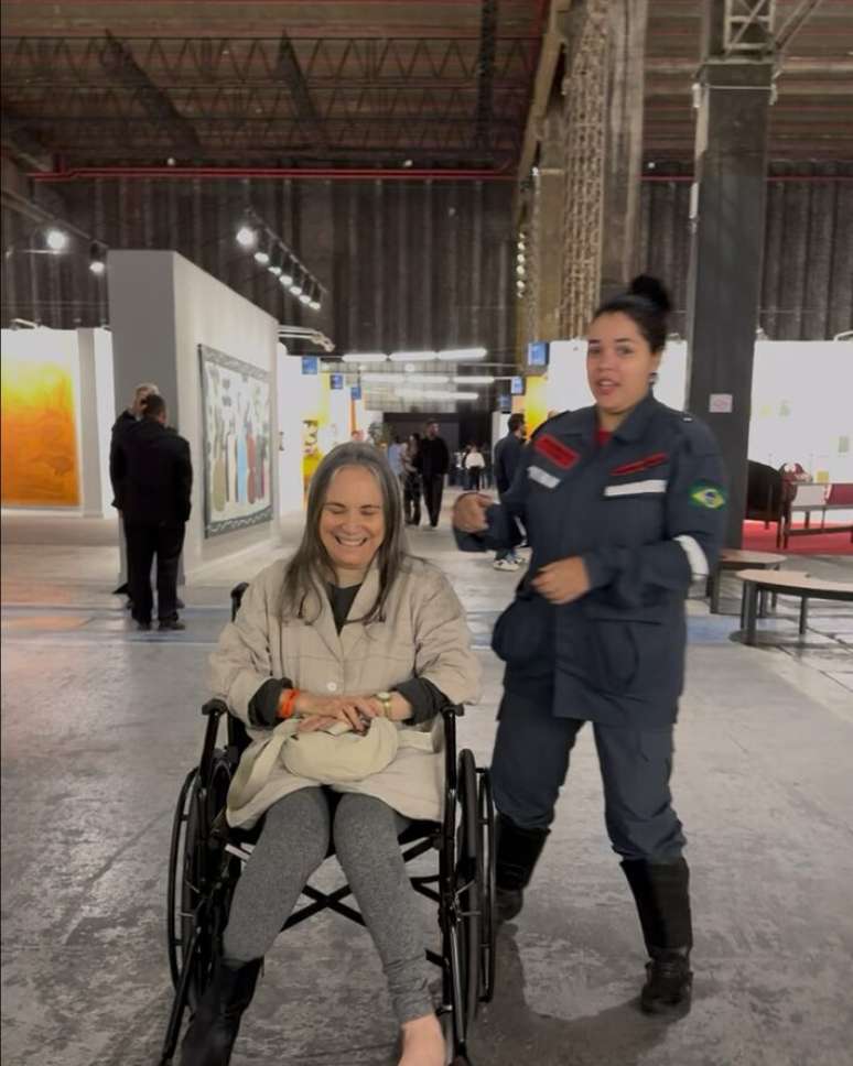 Regina Duarte usa cadeira de rodas após visita ao SP-Arte, em São Paulo Regina Duarte usa cadeira de rodas após visita ao SP-Arte, em São Paulo