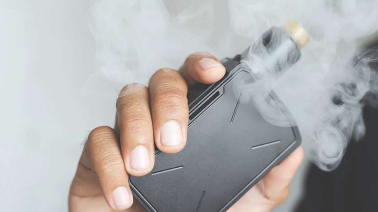 Uso de cigarro eletrônico cresce no Brasil, sobretudo entre jovens; estudos apontam riscos de doenças cardíacas e dependência precoce