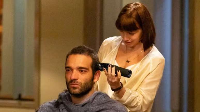 Afonso (Humberto Carrão) e Solange (Alice Wegmann) em cena de ‘Vale Tudo’