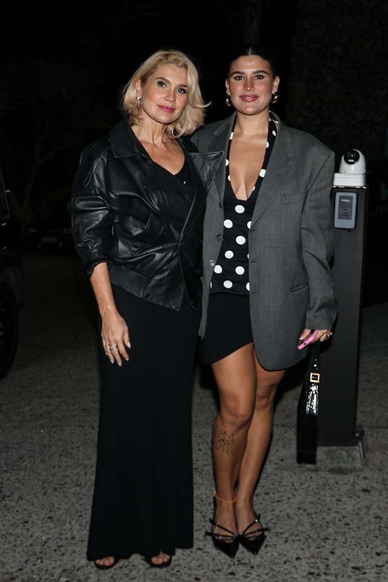 Fl&aacute;via Alessandra e Giulia Costa 