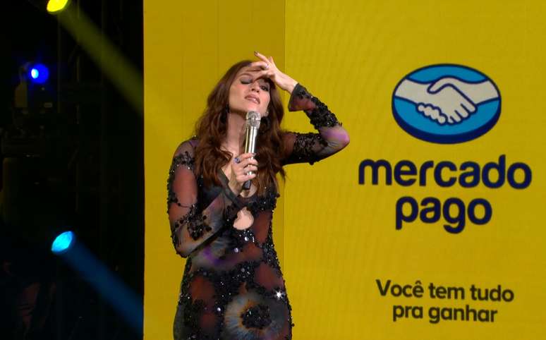 Ana Clara foi pega no "flagra" coçando o olho ao vivo