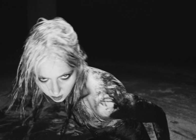 Taylor Momsen em 'For I Am Death', do The Pretty Reckles