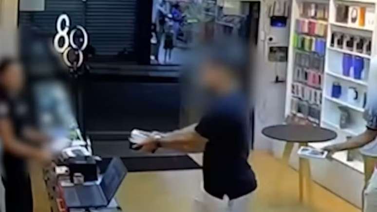 Dupla foi presa após assaltar loja de equipamentos eletrônicos