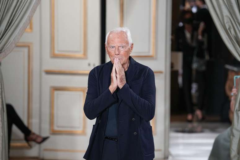 O estilista Giorgio Armani desfila na passarela durante o desfile Giorgio Armani Prive Couture Haute Couture Outono/Inverno 2021/2022, como parte da Semana de Moda de Paris, em 6 de julho de 2021 em Paris, França