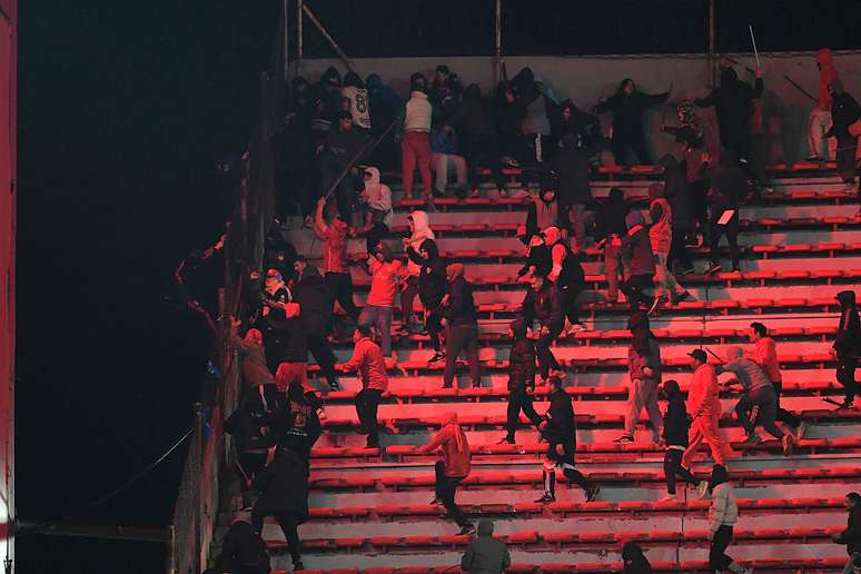 Conmebol pune Independiente e Universidad de Chile após violência na Sul-Americana