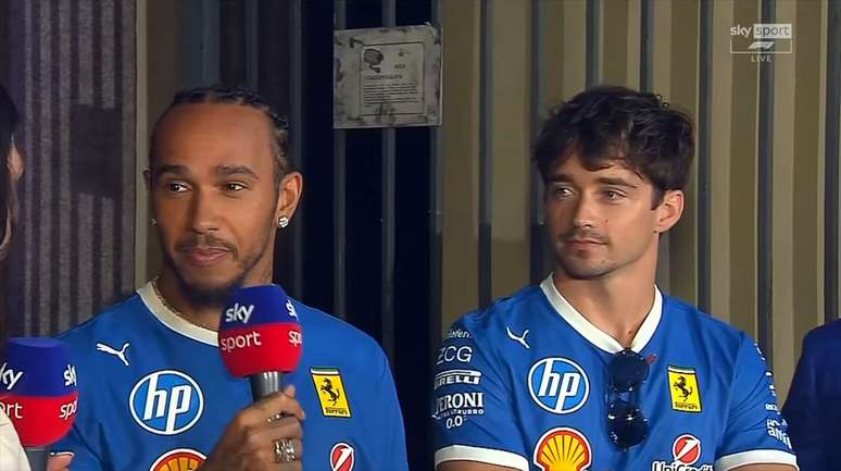 Lewis Hamilton e Charles Leclerc durante evento em Milão na Itália