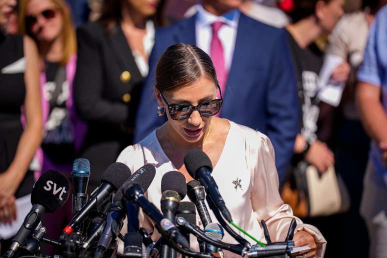 A brasileira Marina Lacerda falou publicamente sobre ter sido vítima de abuso do bilionário americano Jeffrey Epstein