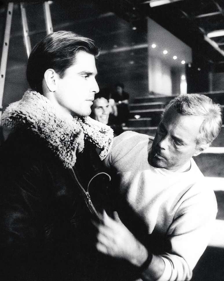 Giorgio Armani cuidando pessoalmente de um modelo