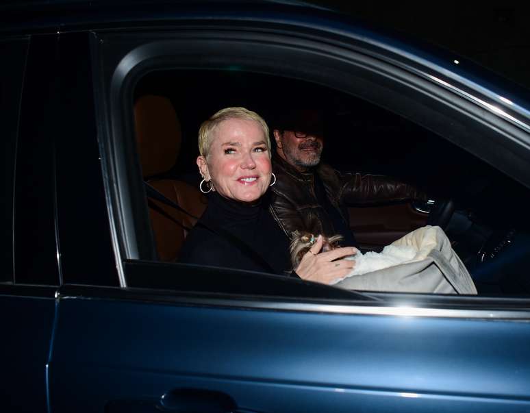 Xuxa chega para aniversário de Luciano Huck