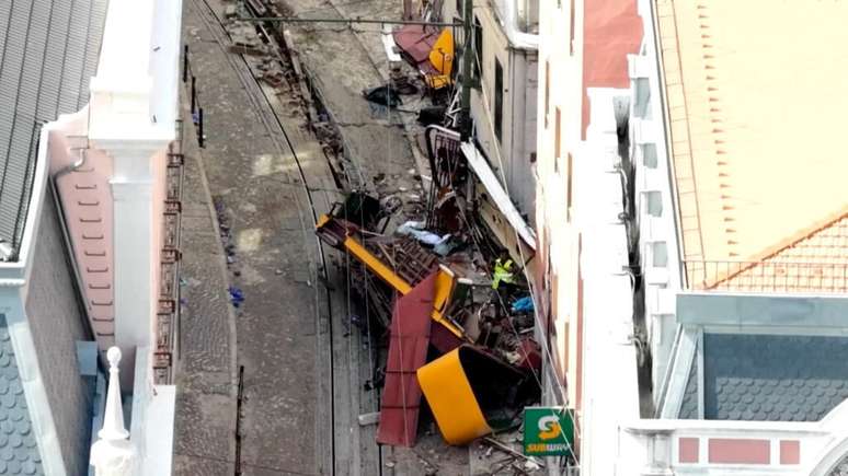 Os destroços do Elevador da Glória, que descarrilou na quarta-feira (3), foram retirados durante a noite de quinta para sexta-feira (5)