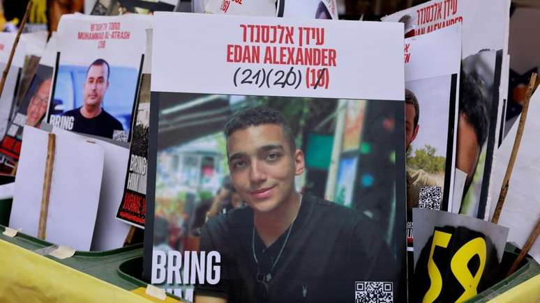 Uma placa com o rosto do ref&eacute;m israelo-americano Edan Alexander, em Tel Aviv, em 15 de mar&ccedil;o de 2025. Une pancarte montrant le visage de l'otage isra&eacute;lo-am&eacute;ricain Edan Alexander, &agrave; Tel Aviv le 15 mars 2025