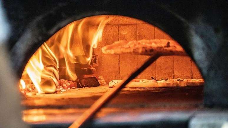 Durante o curso da AVPN, os pizzaiolos aprendem a colocar a pizza no forno, uma tarefa que parece simples, mas exige t&eacute;cnica