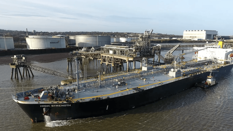 Sancionado pela Uni&atilde;o Europeia, o navio Manta aportou no Brasil em julho trazendo &oacute;leo diesel da R&uacute;ssia