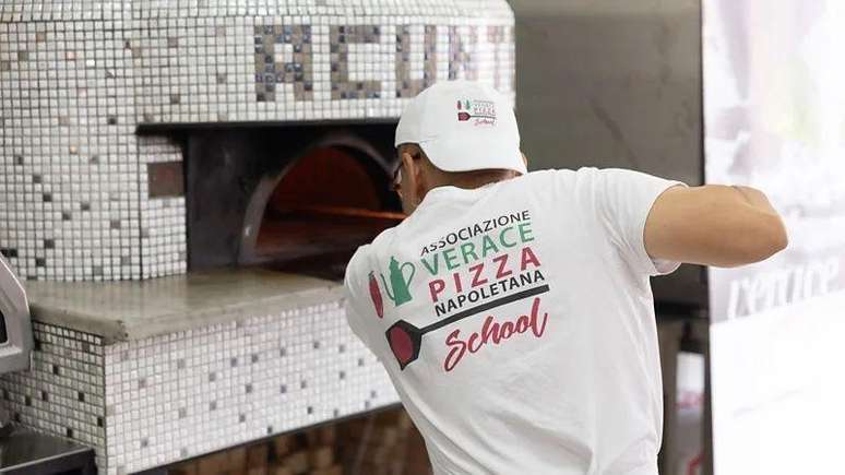Durante o treinamento da AVPN, os alunos estudam e colocam em pr&aacute;tica os segredos de uma aut&ecirc;ntica pizza napolitana