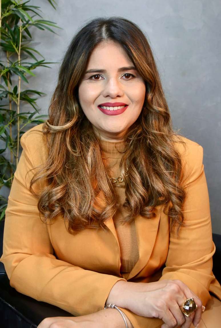 Renata Miranda é psicóloga, mentora e escritora que se dedica ao seu propósito de ajudar mulheres a viver plenamente.