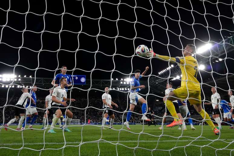 Bastoni marcando o quinto da It&aacute;lia 