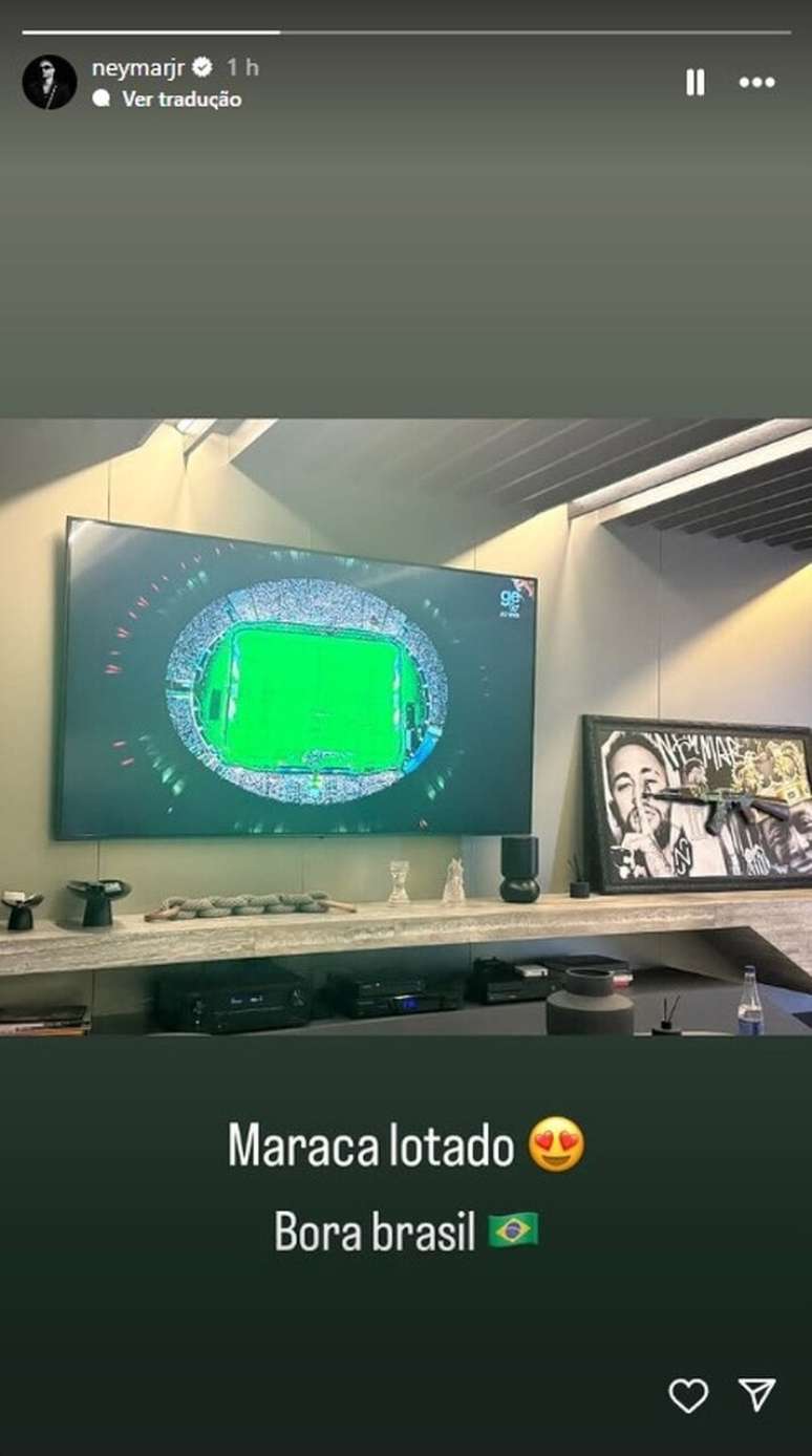 Craque mostra que est&aacute; assistindo o jogo &ndash;