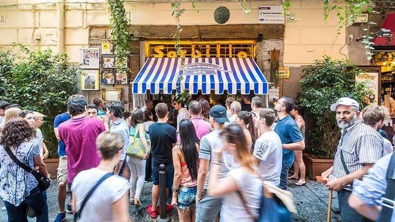Hoje, turistas do mundo todo v&atilde;o para N&aacute;poles comer a "verdadeira" pizza