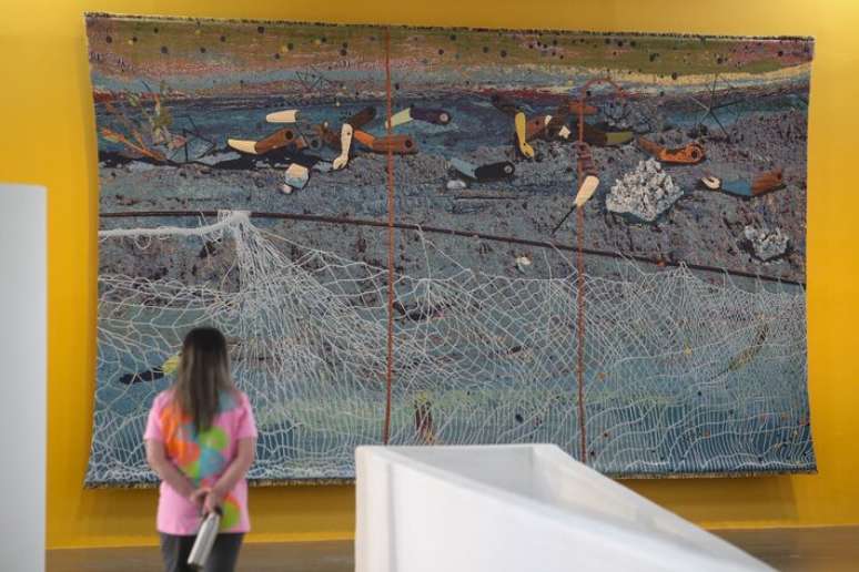 Twilight [Crep&uacute;sculo] (2021), obra da s&eacute;rie Unearthed [Desenterrado], de Otobong Nkanga, exposta na 36&ordf; Bienal de S&atilde;o Paulo.