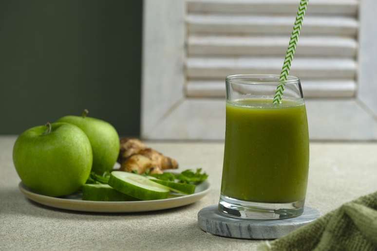Suco de pepino com ma&ccedil;&atilde;-verde e gengibre 