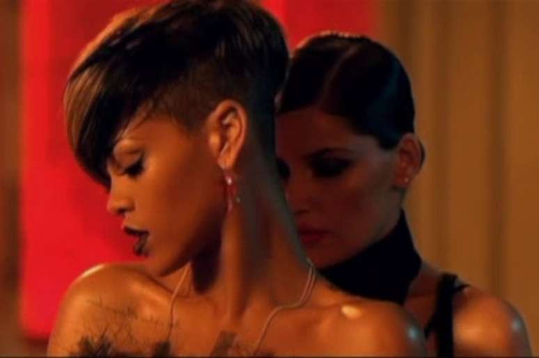 Rihanna no clipe de "Te Amo" 