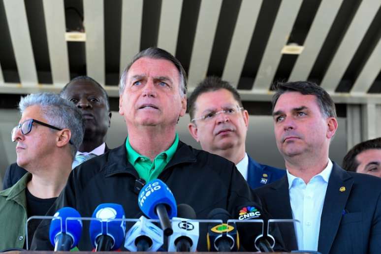 Bolsonaro, S&oacute;stenes e Fl&aacute;vio: articula&ccedil;&otilde;es por uma anistia ampla, geral e irrestrita