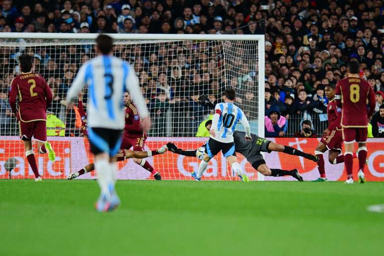Messi marcando o primeiro pela Argentina 