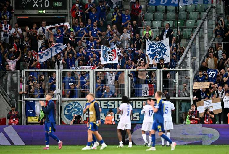 Jogadores da Fran&ccedil;a comemorando a vit&oacute;ria com sua torcida 
