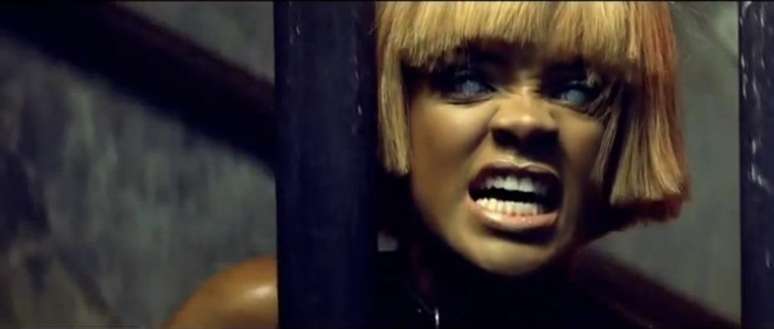 Rihanna no clipe de "Disturbia" 