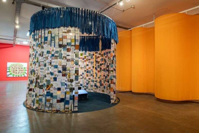 Instala&ccedil;&atilde;o de Adama Dalphine Fawundu na 36&ordf; Bienal de S&atilde;o Paulo.