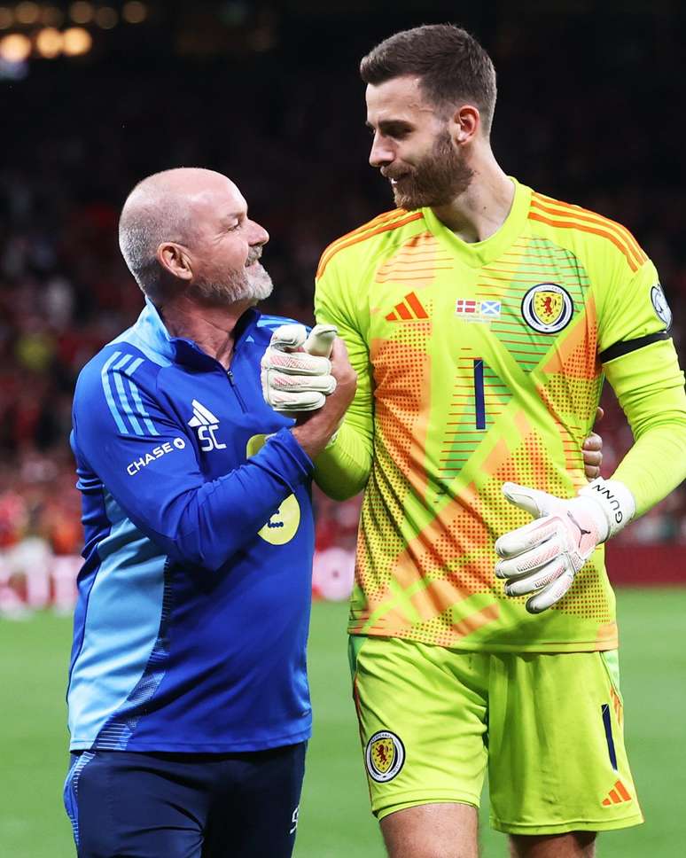 Steve Clarke, t&eacute;cnico da Esc&oacute;cia, ao lado de Angus Gunn ap&oacute;s o empate com a Dinamarca 