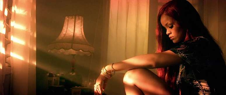 Rihanna no clipe de "Man Down" 