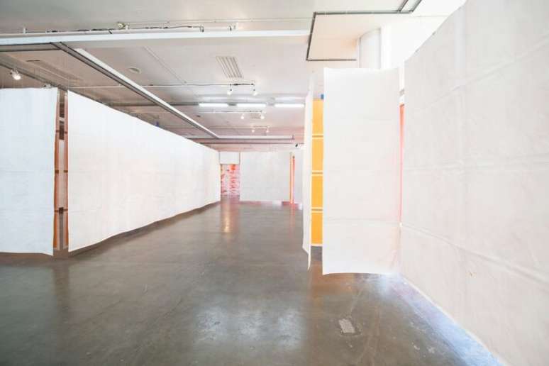 Instala&ccedil;&atilde;o de Maxwell Alexandre na 36&ordf; Bienal de S&atilde;o Paulo.