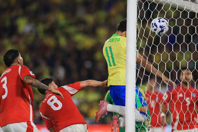 Lucas Paquet&aacute; marcando o segundo 