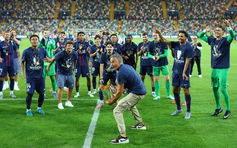Luis Enrique comemorando a conquista da Supercopa da Uefa 