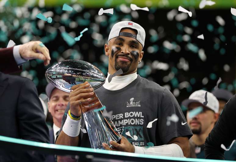 Jalen Hurt, do Philadelphia Eagles, celebra título do Super Bowl LIX sobre o Kansas City Chiefs