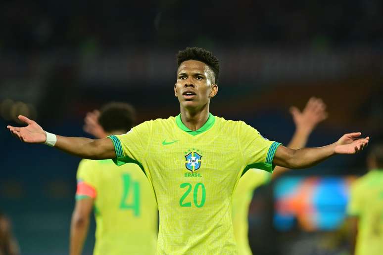 Estêvão comemora gol da seleção brasileira