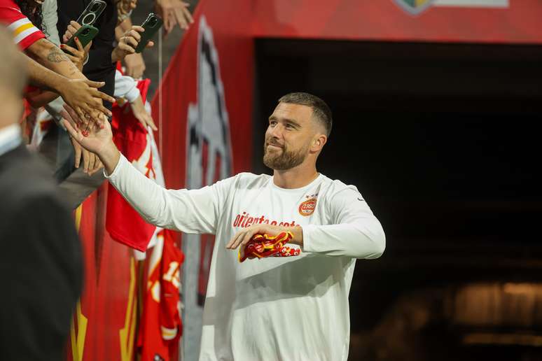 Travis Kelce, tight end do Kansas City Chiefs, cumprimenta fãs na Neo Química Arena