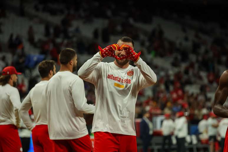 Travis Kelce aquece antes do São Paulo Game da NFL, na Neo Química Arena