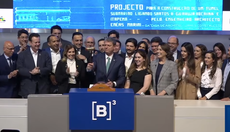 Tarcísio e autoridades políticas batendo o martelo no leilão da obra do túnel submerso entre Santos e Guarujá