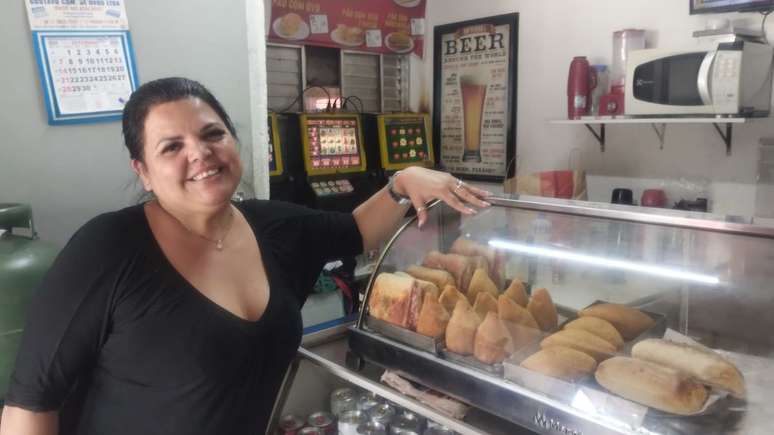 Marta Oliveira, abre 6 horas e vai at&eacute; o final da noite servindo lanches, salgados e p&atilde;es para os trabalhadores do The Town.