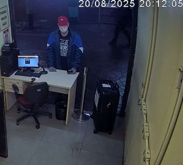 Ricardo Jardim foi flagrado por câmeras deixando a mala da rodoviária de Porto Alegre (RS)