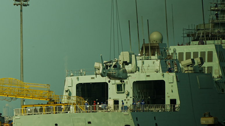 Helic&oacute;ptero &eacute; baixado sobre um navio militar atracado em Dalian, na China